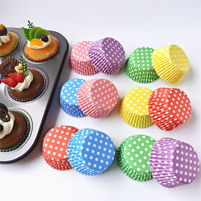 100枚入り水玉模様ケーキペーパーライナー、耐油ベーキングカ - Kitchen Baking Mat のレビューと価格