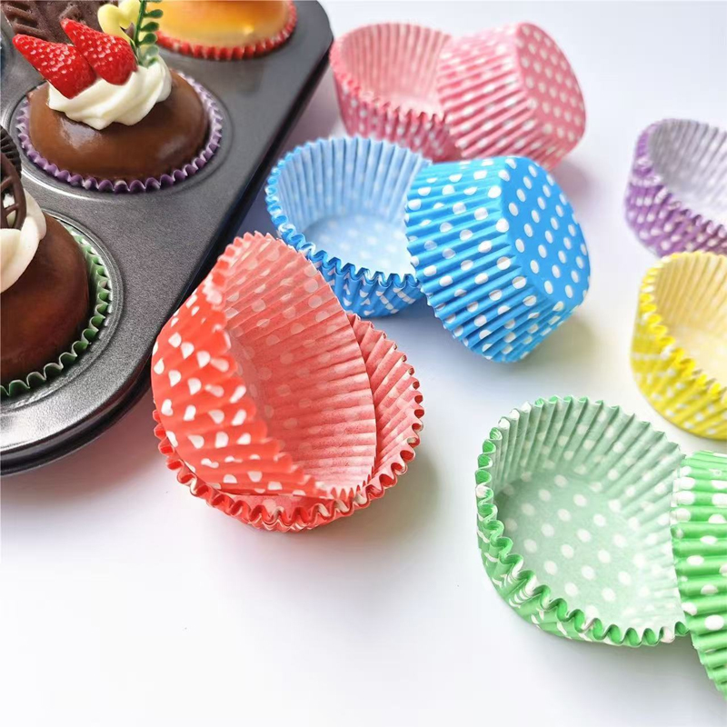 100枚入り水玉模様ケーキペーパーライナー、耐油ベーキングカ - Kitchen Baking Mat のレビューと価格