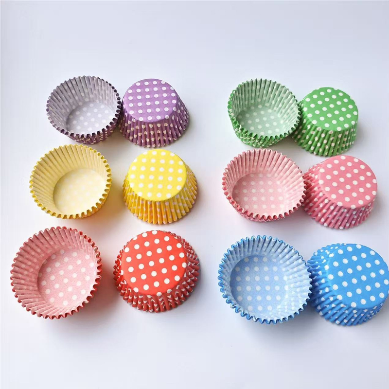 100枚入り水玉模様ケーキペーパーライナー、耐油ベーキングカ - Kitchen Baking Mat のレビューと価格